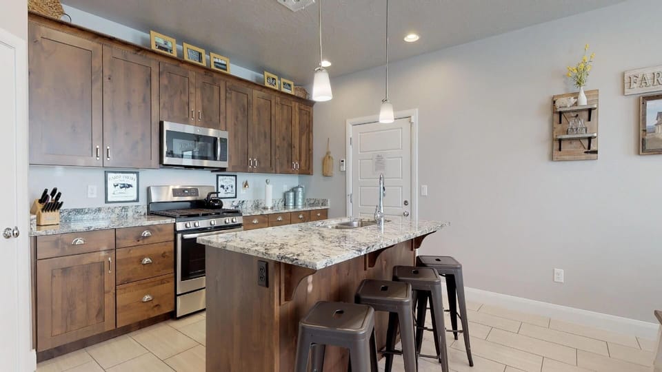 Townhome, 3 Bedrooms | Private kitchen | Fridge, oven, coffee/tea maker, toaster