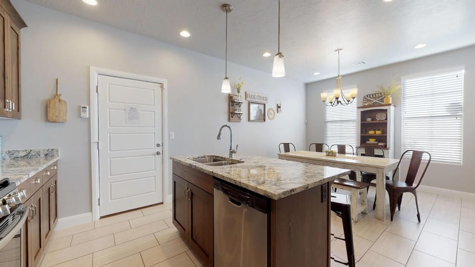 Townhome, 3 Bedrooms | Private kitchen | Fridge, oven, coffee/tea maker, toaster
