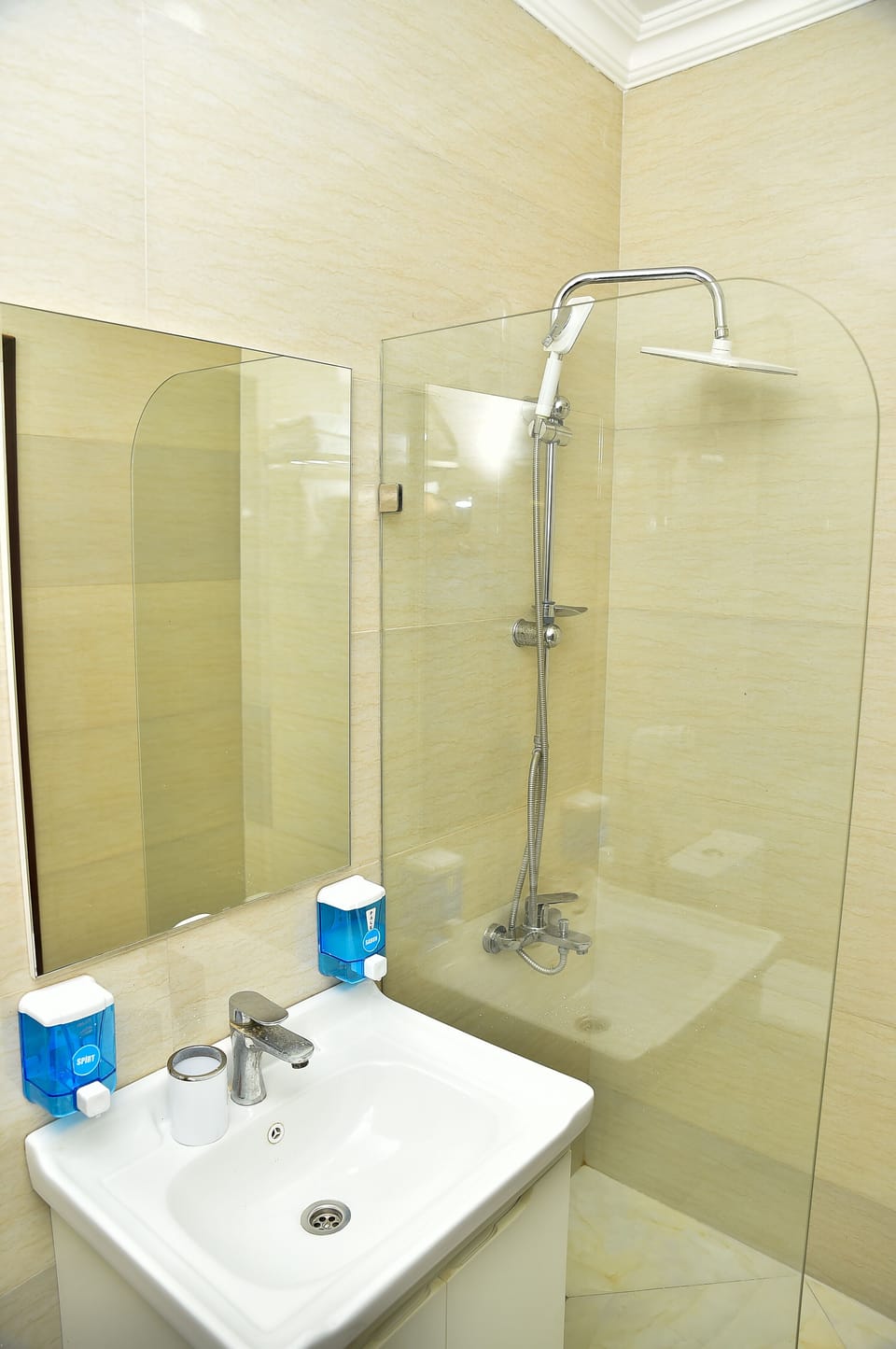 Rainfall showerhead, free toiletries, hair dryer, bathrobes