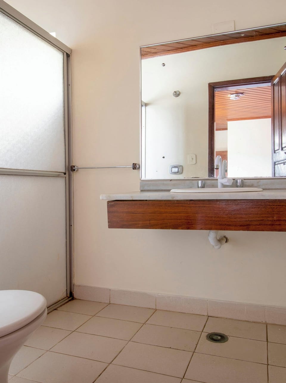 Double Room | Bathroom | Shower, free toiletries, towels