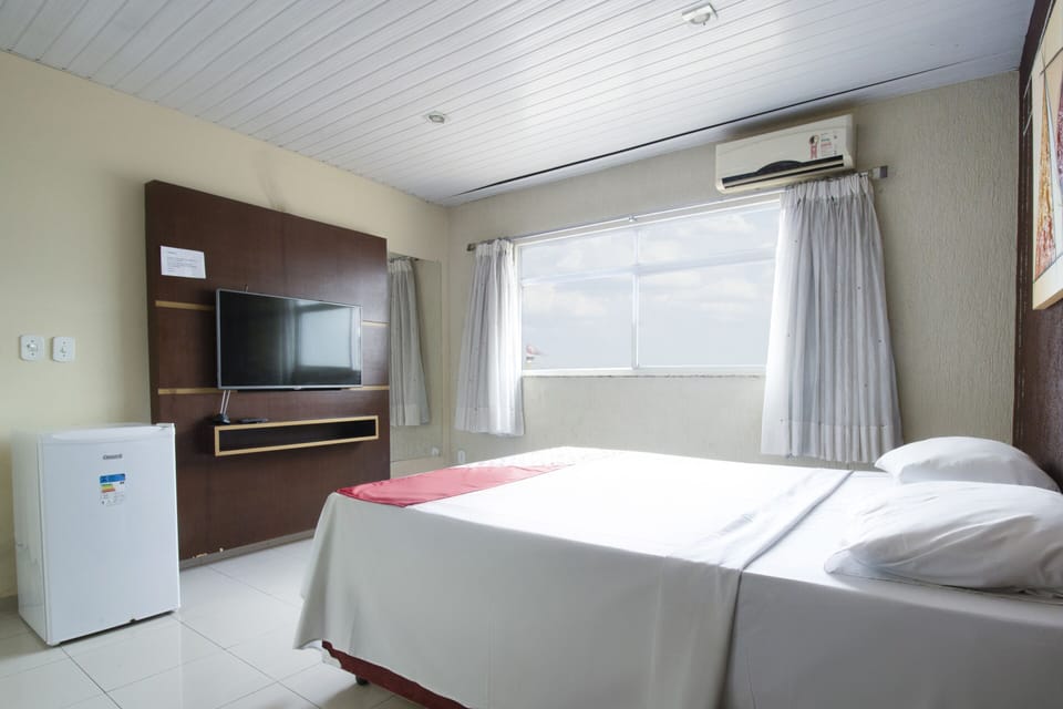 Minibar, free WiFi, bed sheets