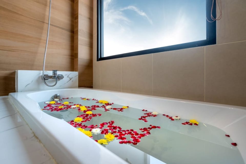 Deluxe Twin Room With Pool View | Bathroom | Free toiletries, hair dryer, bathrobes, slippers