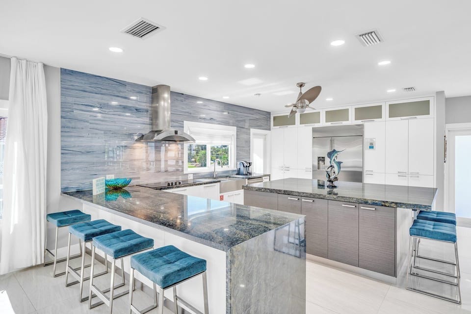 Fully equipped kitchen in W10 Marathon, FL.