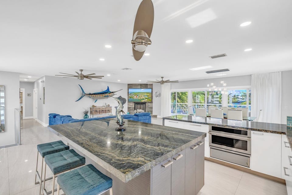 Fully equipped kitchen in W10 Marathon, FL.
