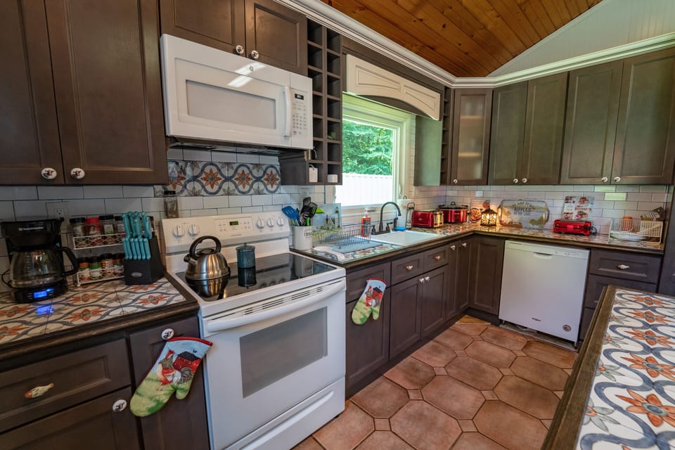 Newly renovated full kitchen we supply everything but food lol. Spice, coffee