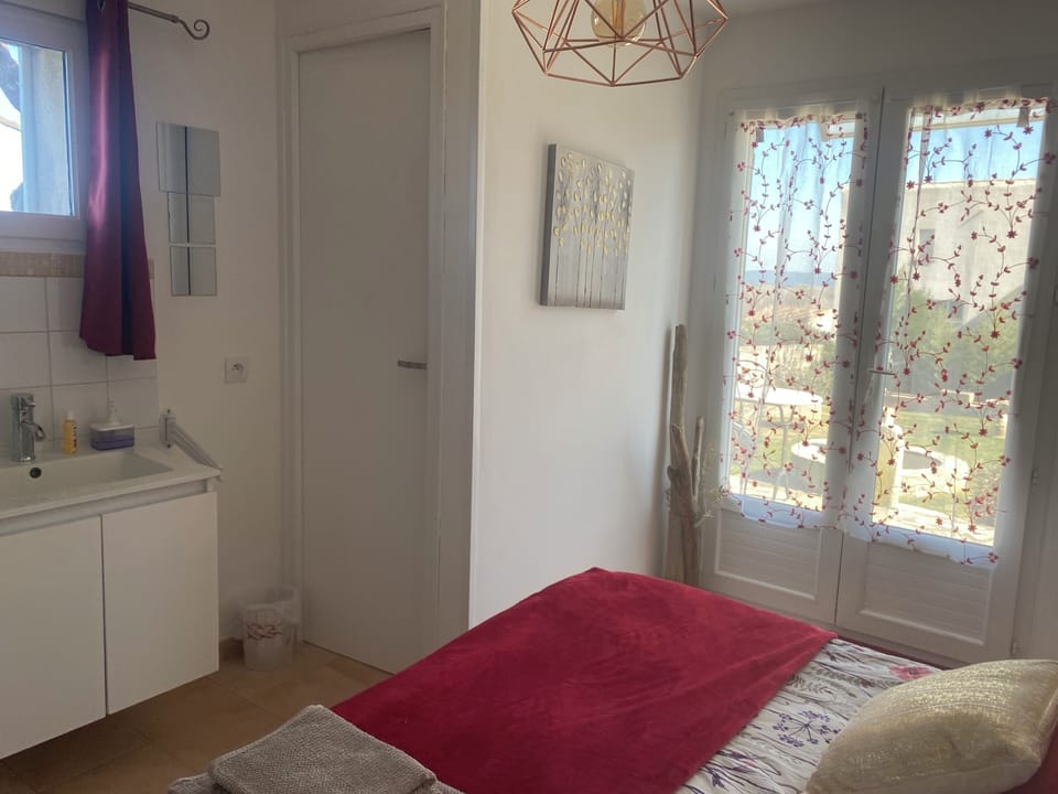 Basic Room | Individually decorated, individually furnished, desk, blackout drapes
