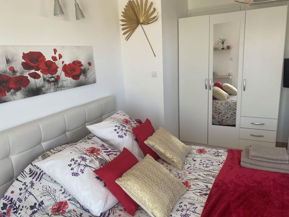 Basic Room | Individually decorated, individually furnished, desk, blackout drapes