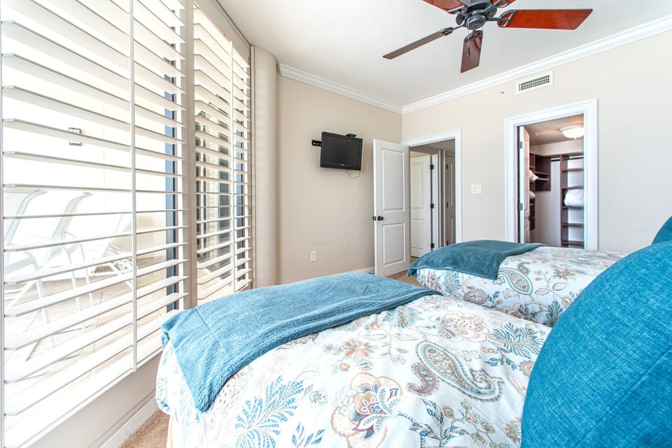 Twin Bedroom w/Balcony Access