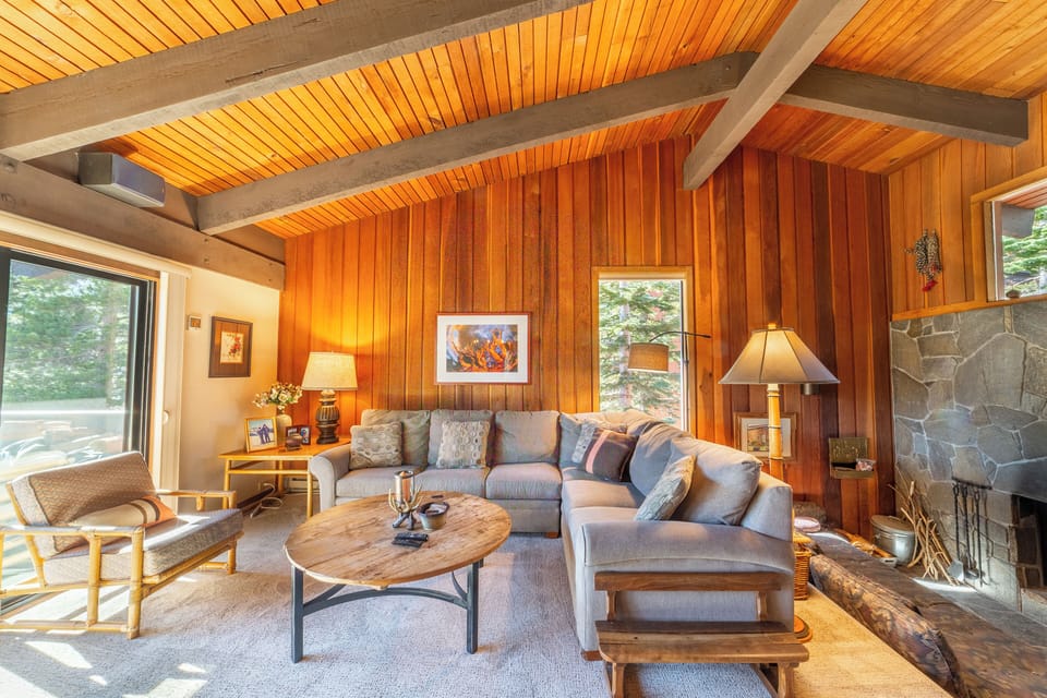 Cabin style living room w/ vaulted ceilings and views!
