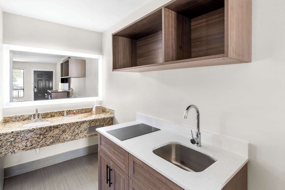 Iron/ironing board, free WiFi, bed sheets, alarm clocks