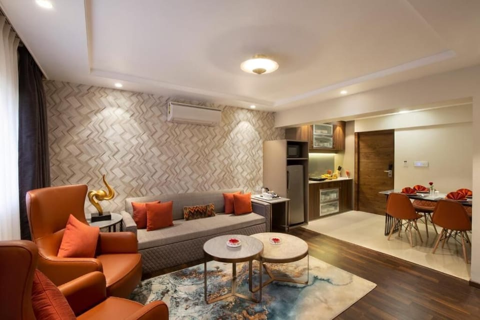 Family Room, 1 King Bed | Premium bedding, in-room safe, desk, laptop workspace