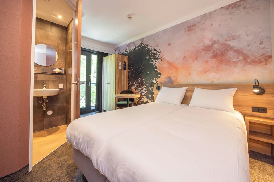 Small Double Room | In-room safe, desk, blackout drapes, free WiFi
