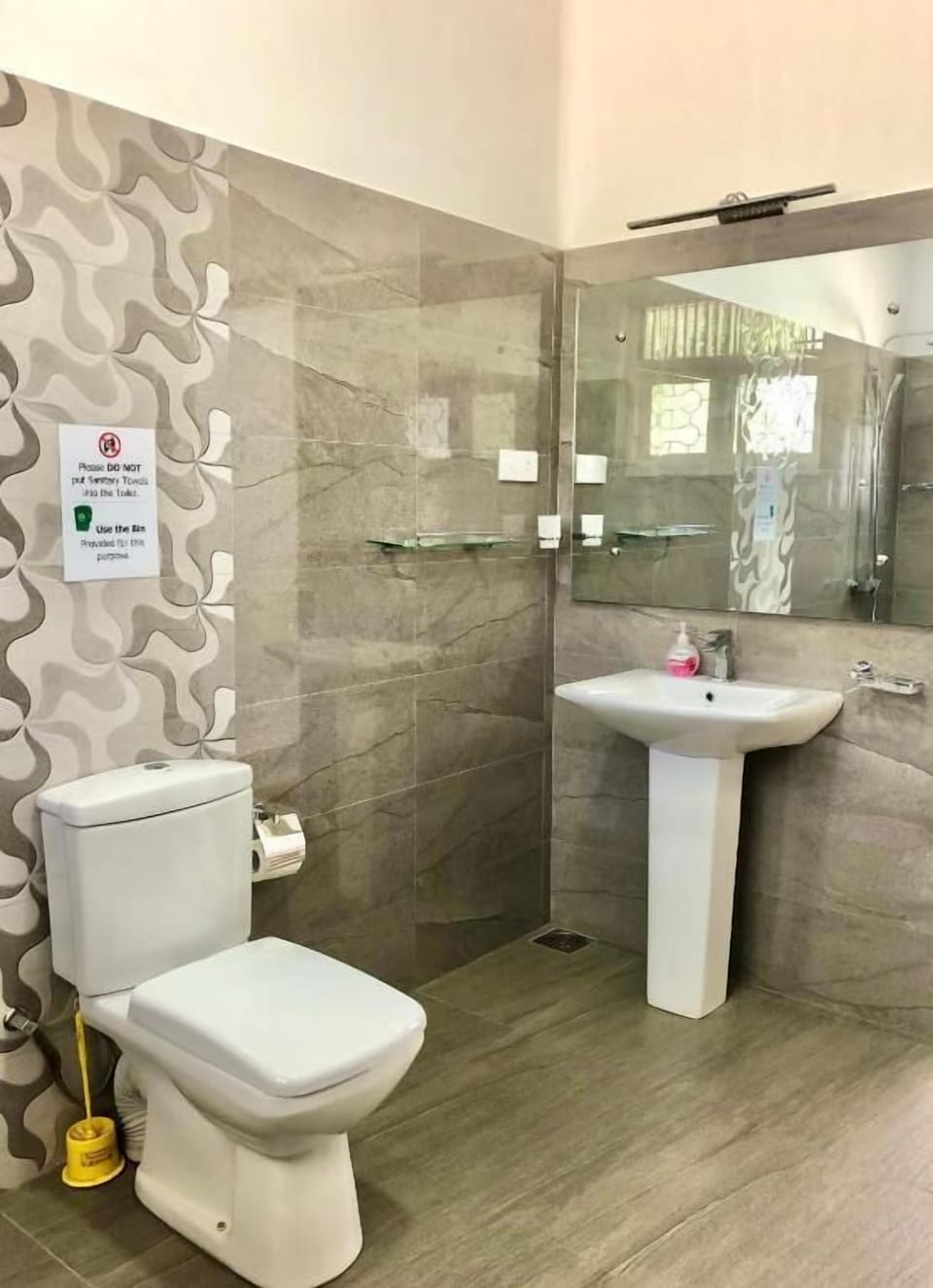 Shower, rainfall showerhead, free toiletries, bidet