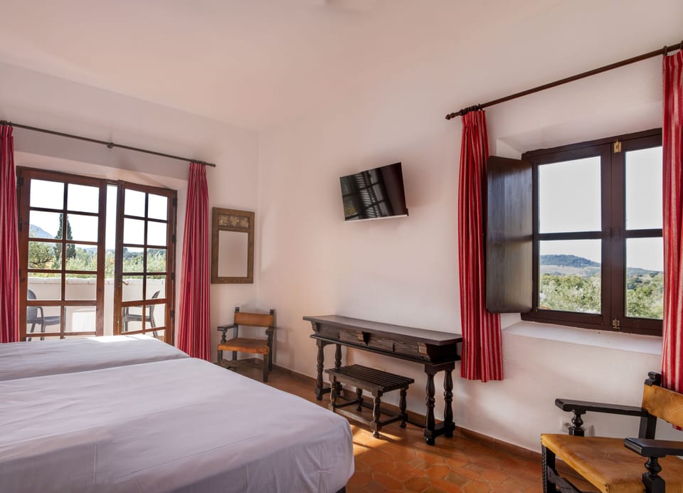 Minibar, laptop workspace, free WiFi, bed sheets