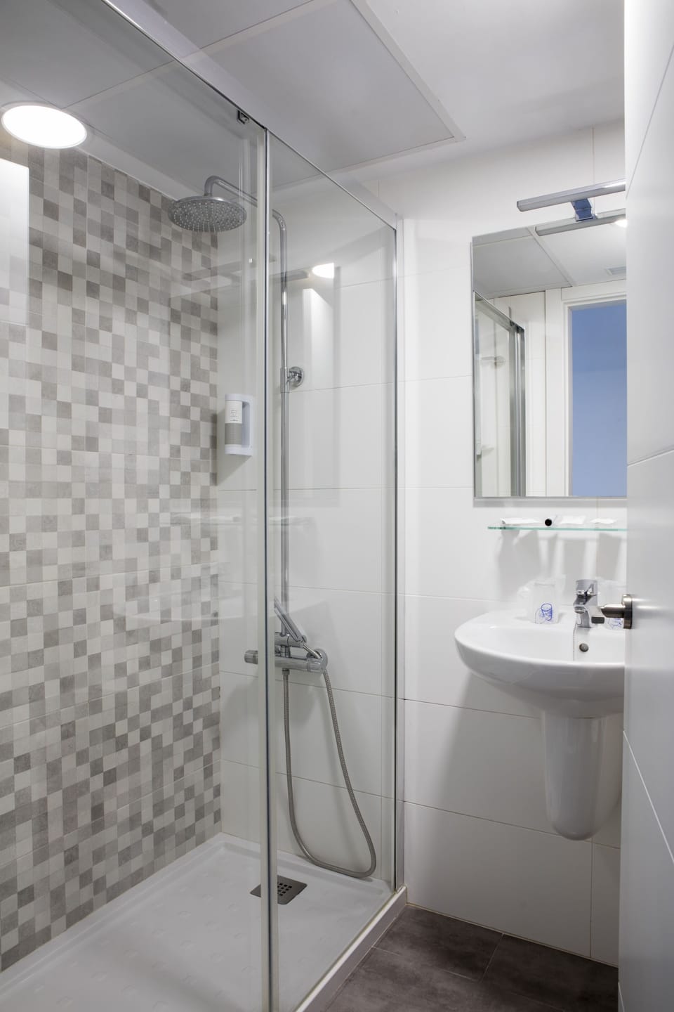 Double Room | Bathroom | Shower, free toiletries, hair dryer, towels