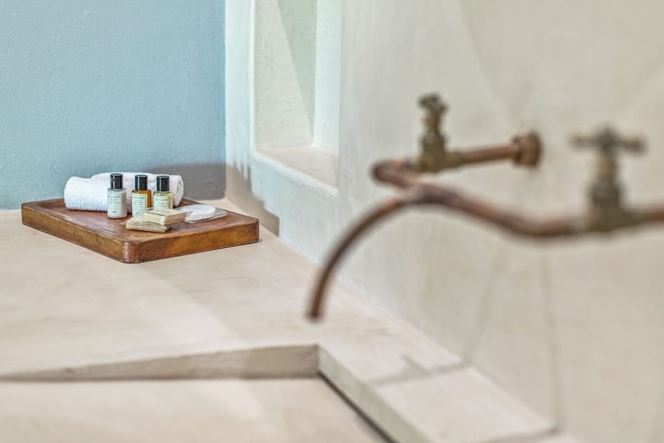 Studio Suite, Private Bathroom | Bathroom amenities | Shower, rainfall showerhead, free toiletries, hair dryer