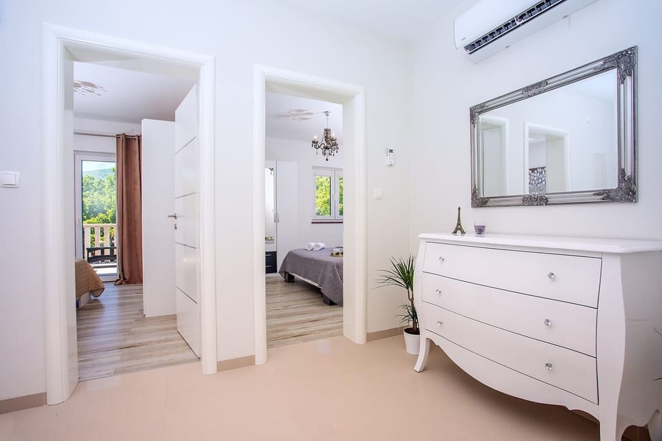 Hall on the 1st floor in front of the bedrooms, air-condition