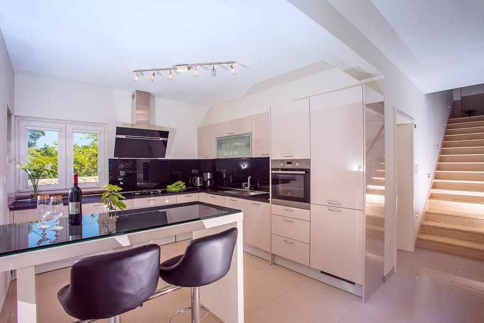  Light and modern, fully equipped kitchen with all needed amenities 