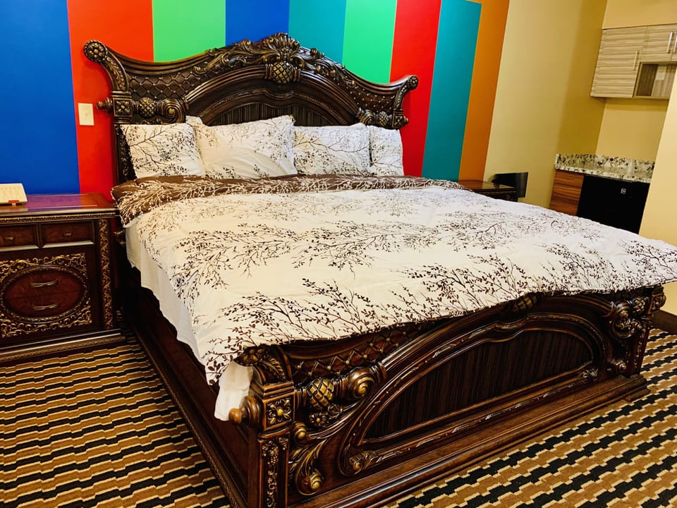Traditional Room | Desk, laptop workspace, blackout drapes, WiFi (free)