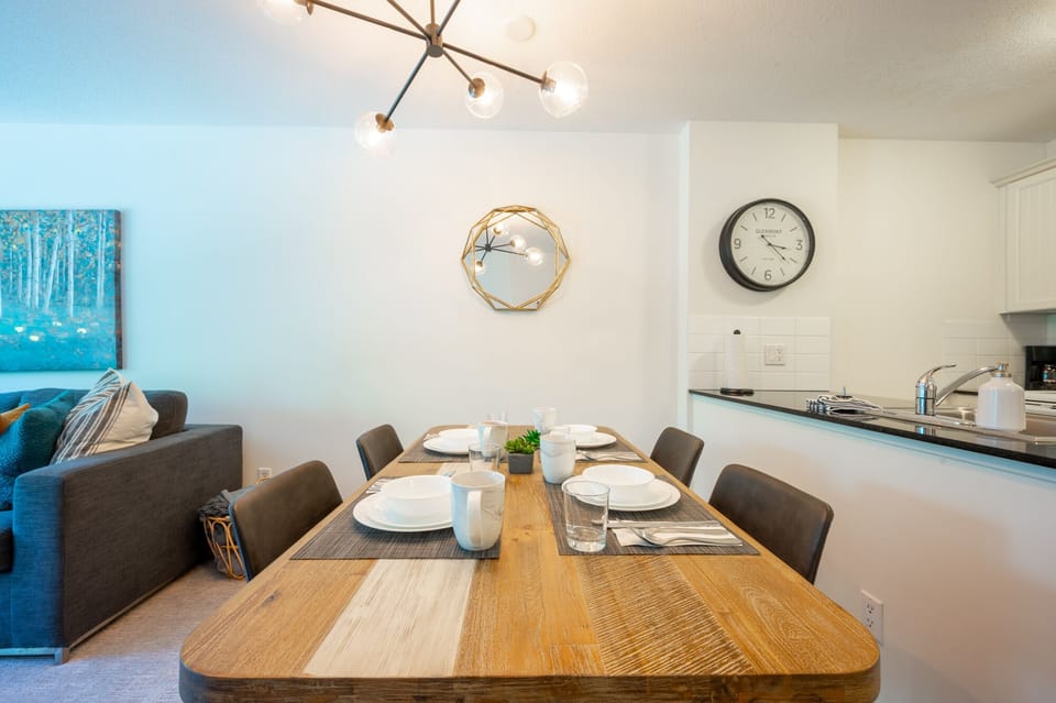 Dining Room - The perfect setting for morning breakfast before skiing, or a quiet summer dinner.
