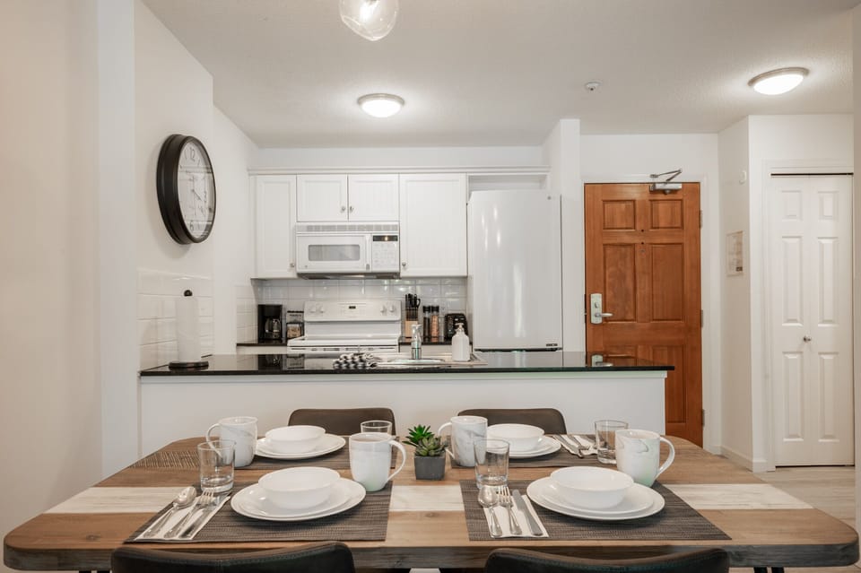 Dining Room - The perfect setting for morning breakfast before skiing, or a quiet summer dinner.