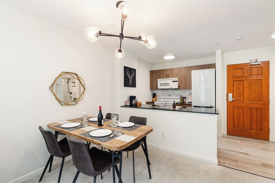 Dining Room - The perfect setting for morning breakfast before skiing, or a quiet summer dinner.