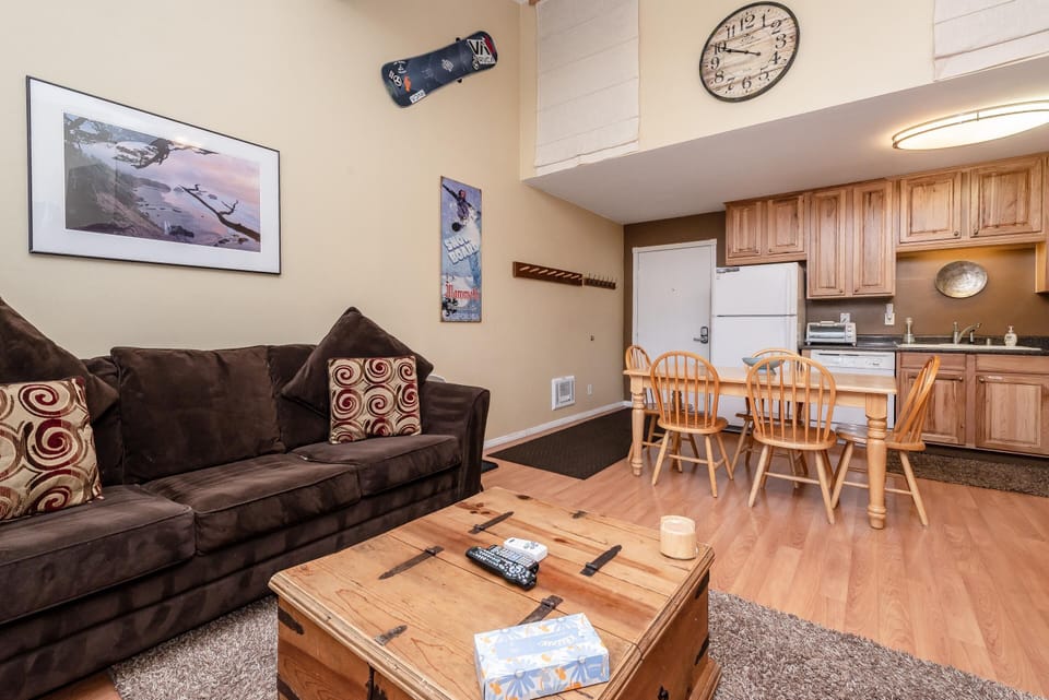Condo, 1 Bedroom (Summit #257 Bldg. B) | Living room | TV