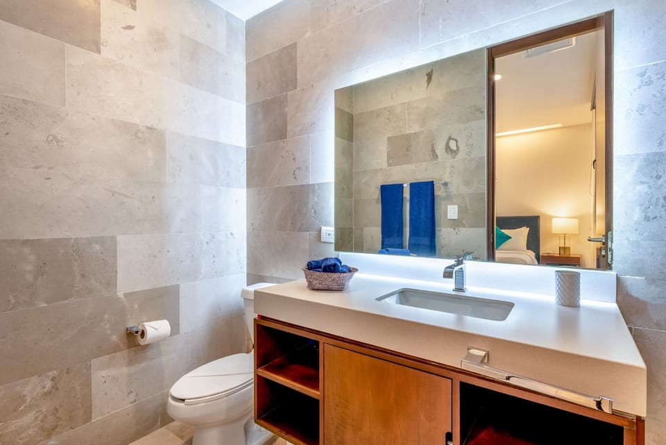 2nd bedroom En Suite Bath