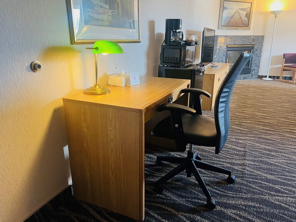 Junior Studio Suite | Blackout drapes, iron/ironing board, free WiFi, bed sheets
