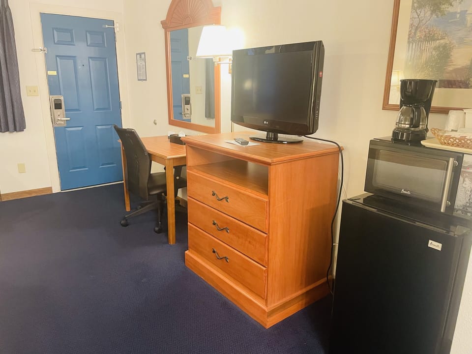 Basic Room, 1 King Bed | Blackout drapes, iron/ironing board, free WiFi, bed sheets