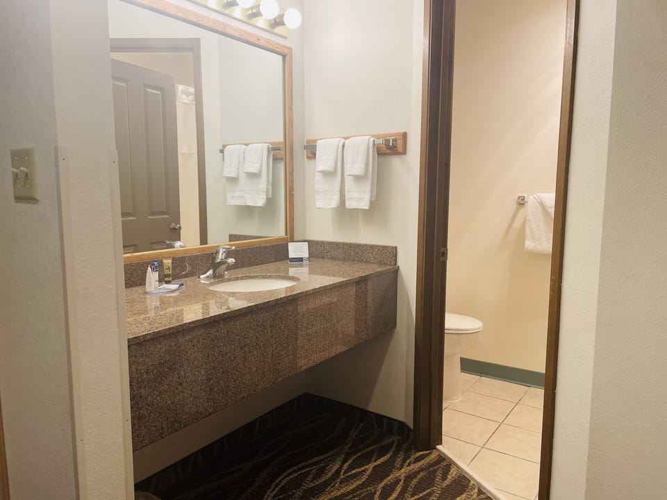 Combined shower/tub, free toiletries, hair dryer, towels