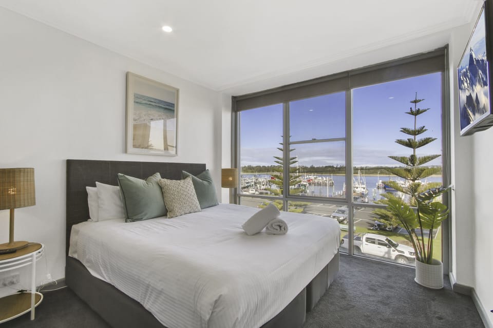 Three Bedroom Apartment - Waterview | Soundproofing, iron/ironing board, free WiFi, bed sheets