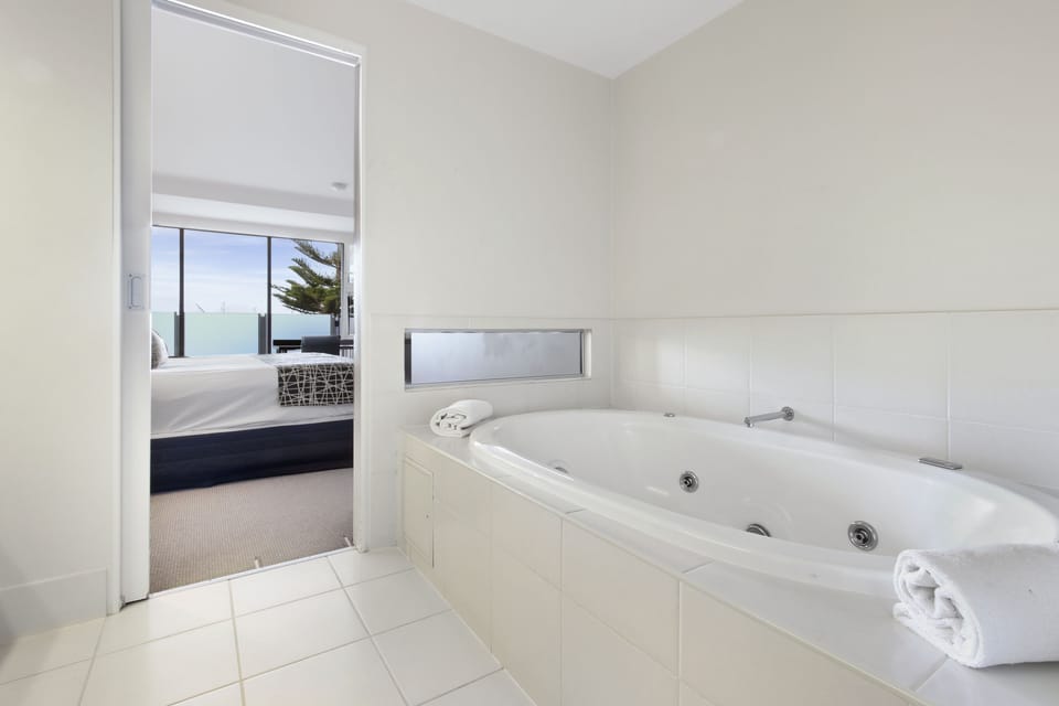 Executive Spa Suite | Bathroom | Free toiletries, hair dryer, towels