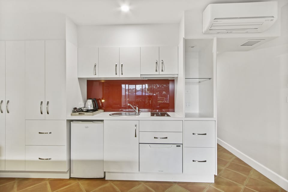 Studio Spa Suite | Private kitchenette | Coffee/tea maker, electric kettle