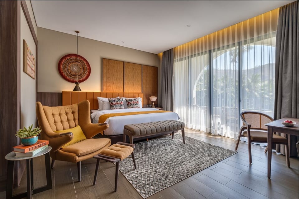 Family Suite | Minibar, in-room safe, desk, blackout drapes