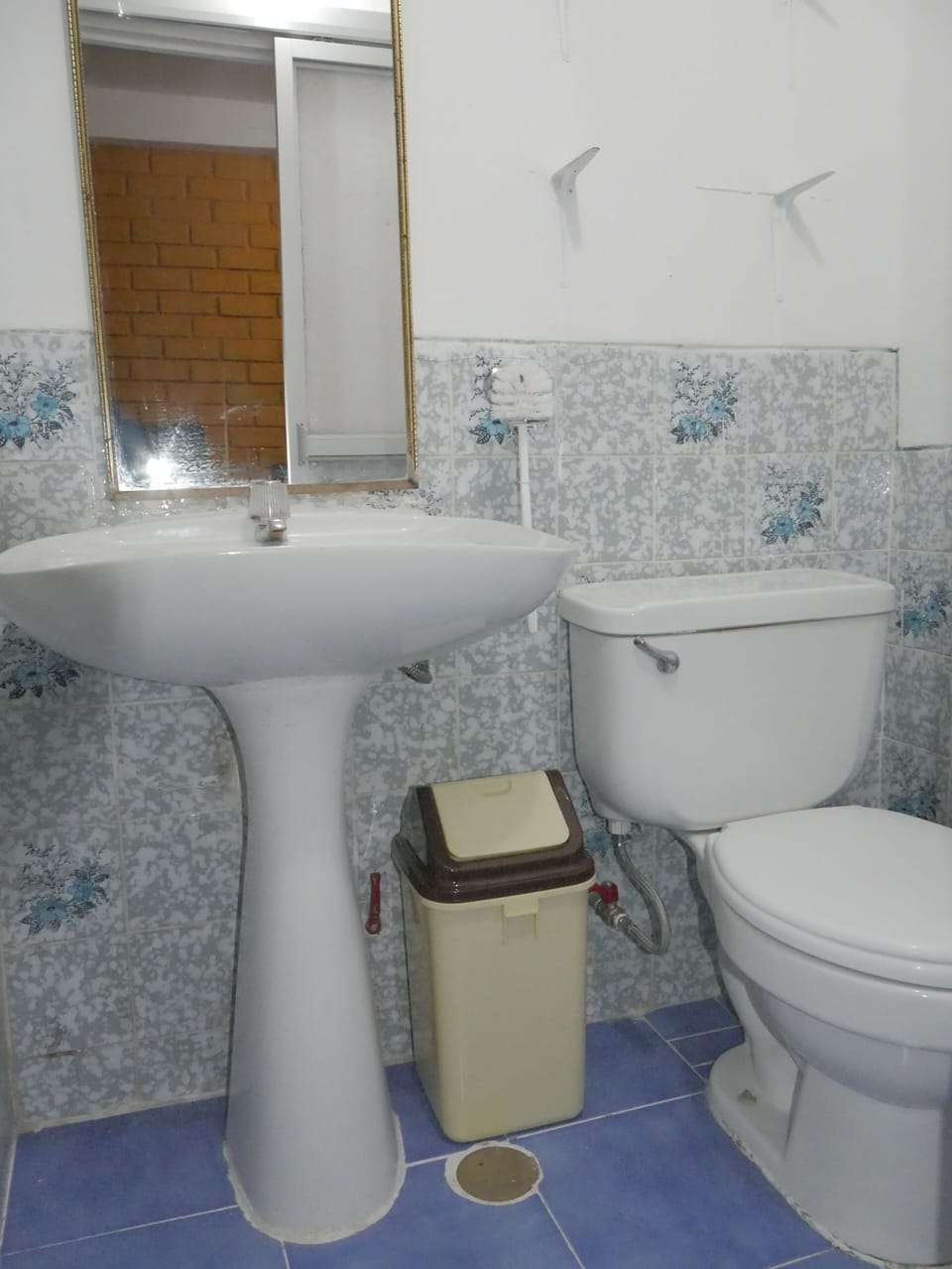 Standard Apartment, 1 Double Bed | Bathroom | Shower, towels, soap, shampoo