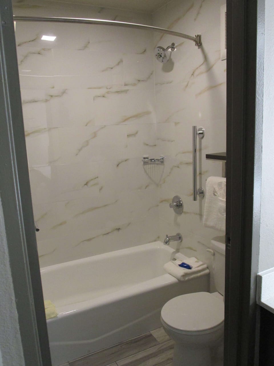 Combined shower/tub, free toiletries, hair dryer, towels