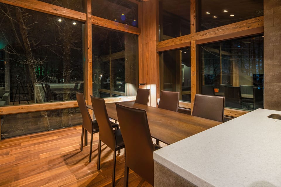 Luxury Chalet, 3 Bedrooms, Hot Tub, Mountain View | Dining room