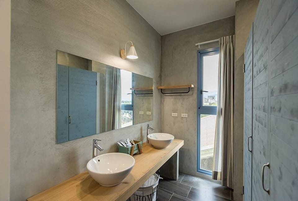 Signature Quadruple Room | Bathroom | Shower, free toiletries, hair dryer, slippers