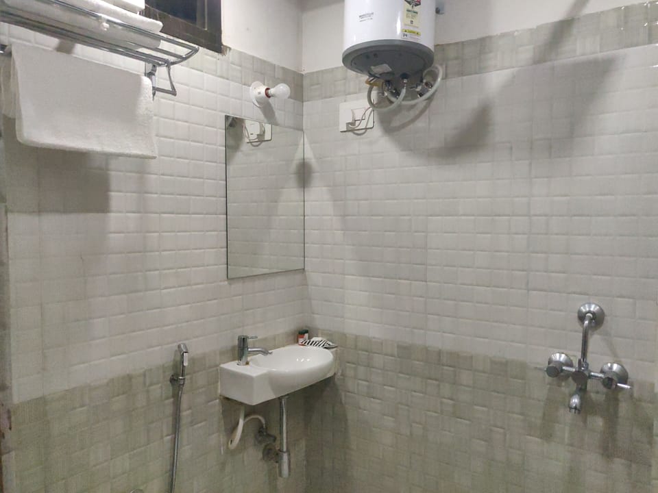 Deluxe Room | Bathroom | Shower, slippers, towels
