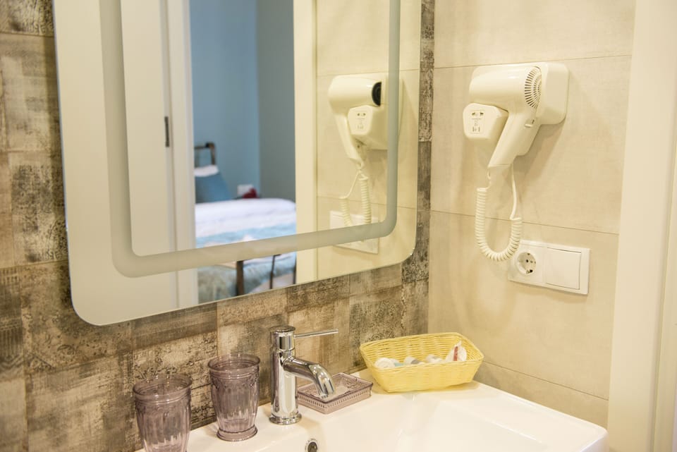 Deluxe Double Room | Bathroom | Combined shower/tub, hair dryer, slippers, towels