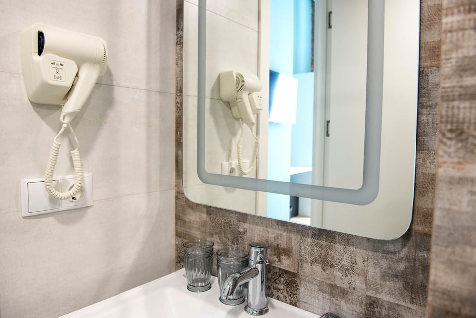 Combined shower/tub, hair dryer, slippers, towels