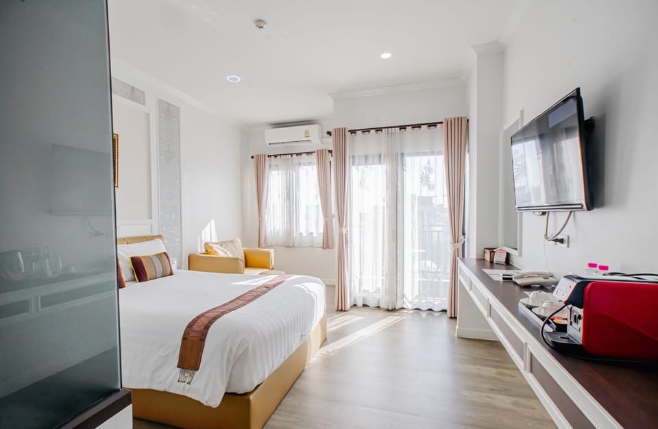 Superior Queen Room | Hypo-allergenic bedding, in-room safe, individually decorated