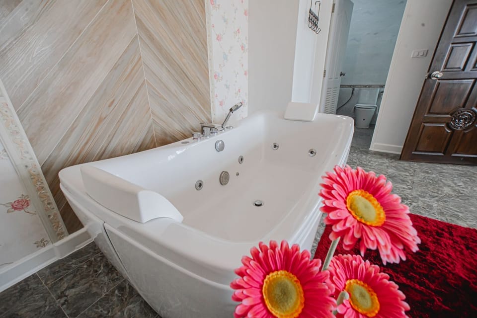 Suite | Deep soaking bathtub