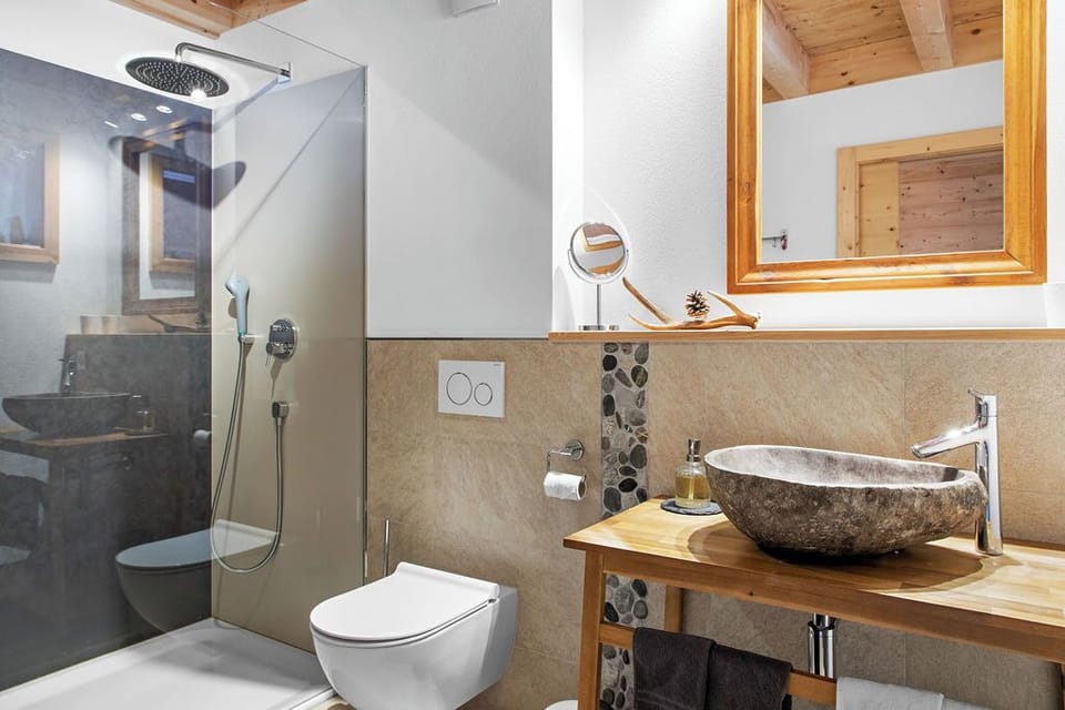 Panoramic Suite (La Montagne) | Bathroom | Shower, eco-friendly toiletries, hair dryer, towels