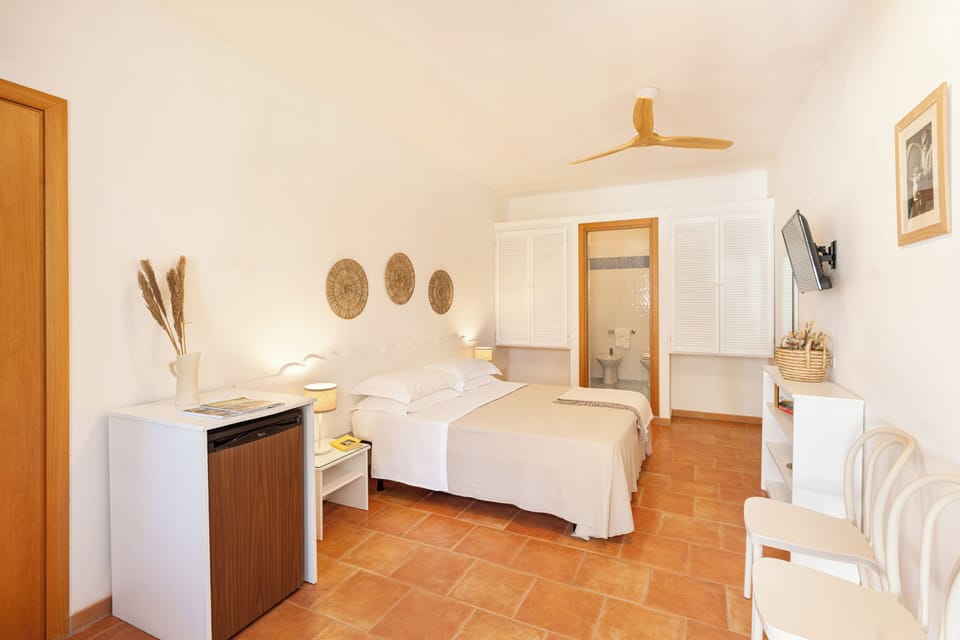 Standard Double Room | In-room safe, bed sheets