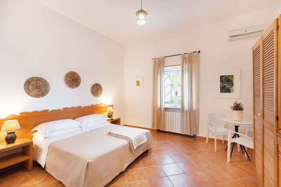 Classic Double Room | In-room safe, bed sheets