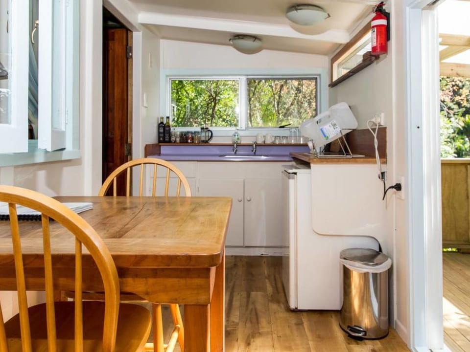 Treetops Bungalow | Desk, free WiFi, bed sheets