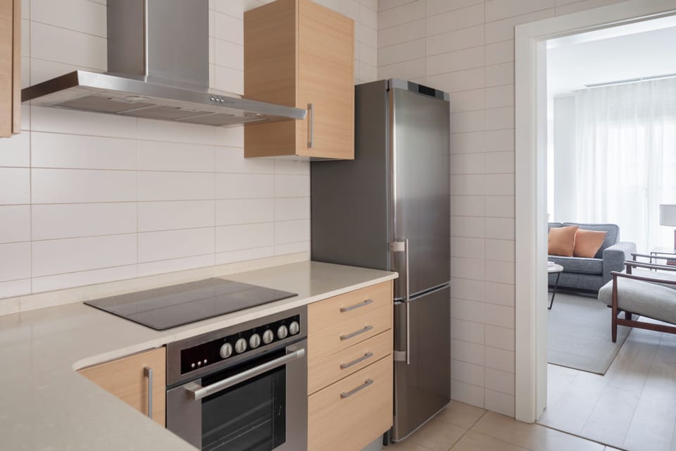Full-size fridge, microwave, oven, stovetop