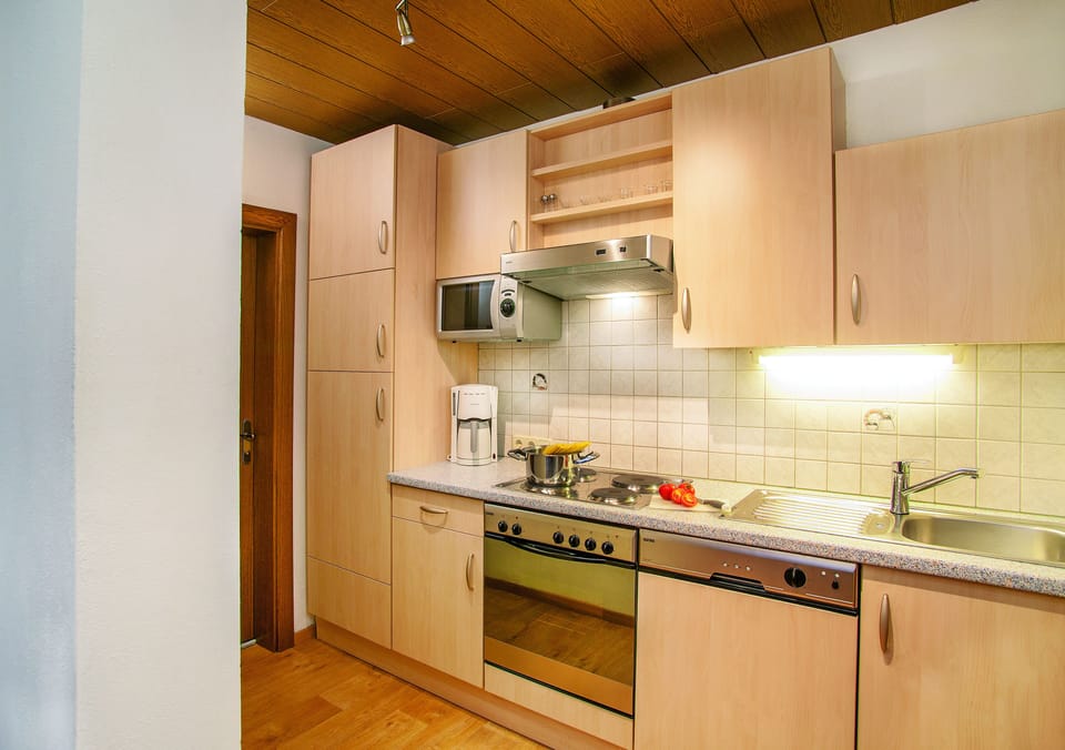 Comfort Apartment, 2 Bedrooms (Apartment Sulai) | Private kitchen